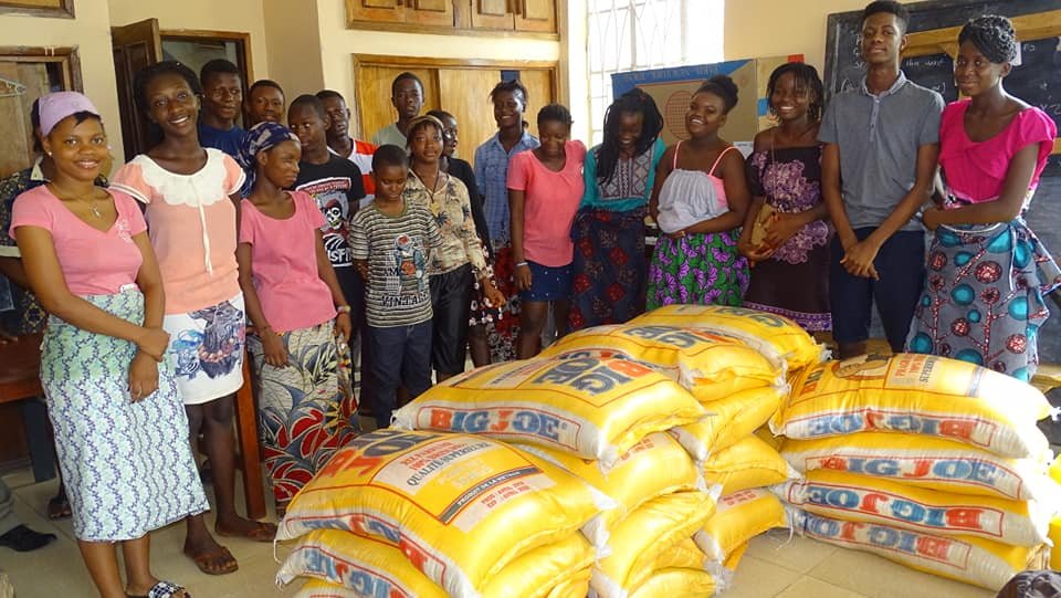 In Uganda helfen die Mitarbeiter in den Projekten die umliegenden Familien zu ernähren