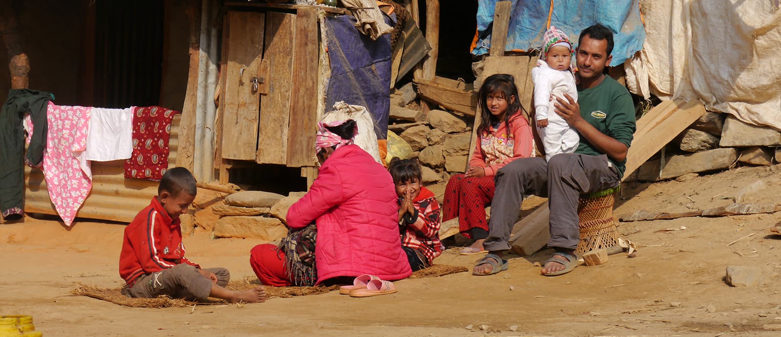 Arme Verhältnisse in Nepal Familie mit Kindern in Baracken