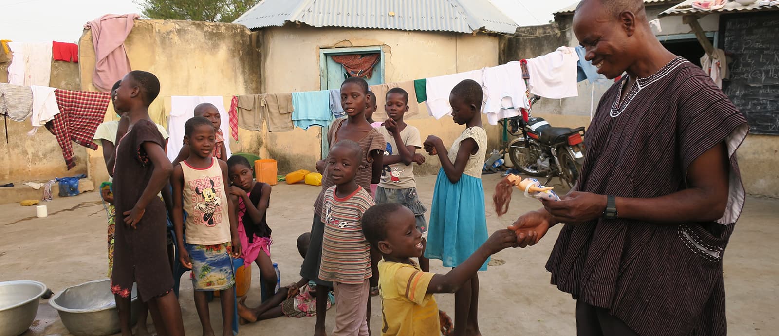 Kind und Entwicklungshelfer aus Ghana