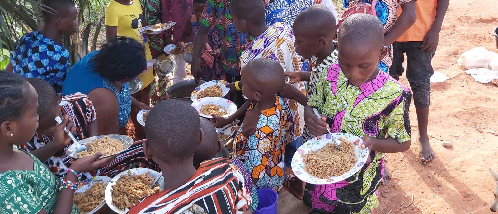 Strassenkinder beim Essen - Togo