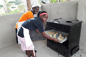 Berufsschule in Uganda Bäcker lernen Junge und Mädchen stehen am Ofen