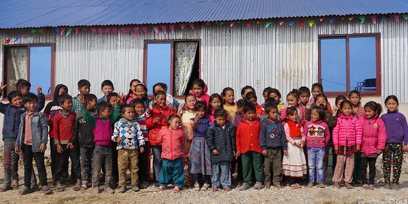 Gruppenfoto von Kindern in Nepal Dorf Valche