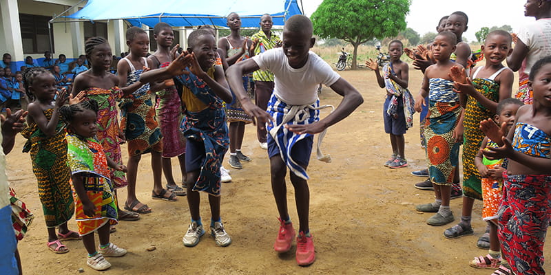 Tanzende Jugendliche in Ghana