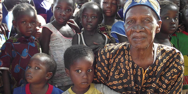 Erwachsener und Kinder aus Afrika in Not