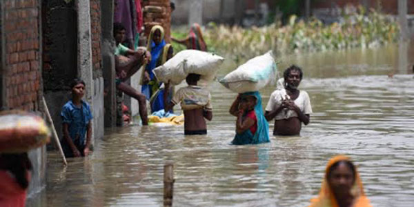 Katastrophenhilfe bei Überschwemmung Menschen laufen durch Wasser